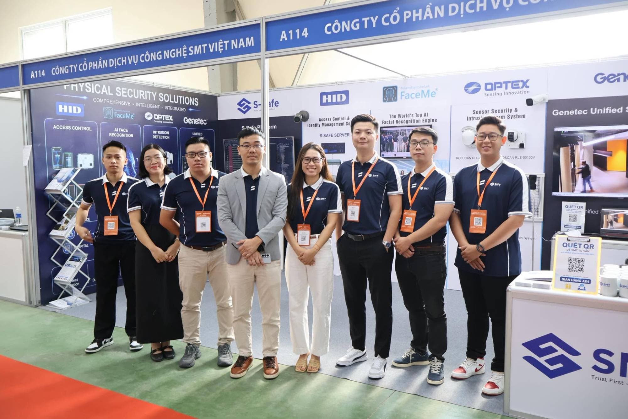 Đội ngũ SMT chụp ảnh tại gian hàng triển lãm A114