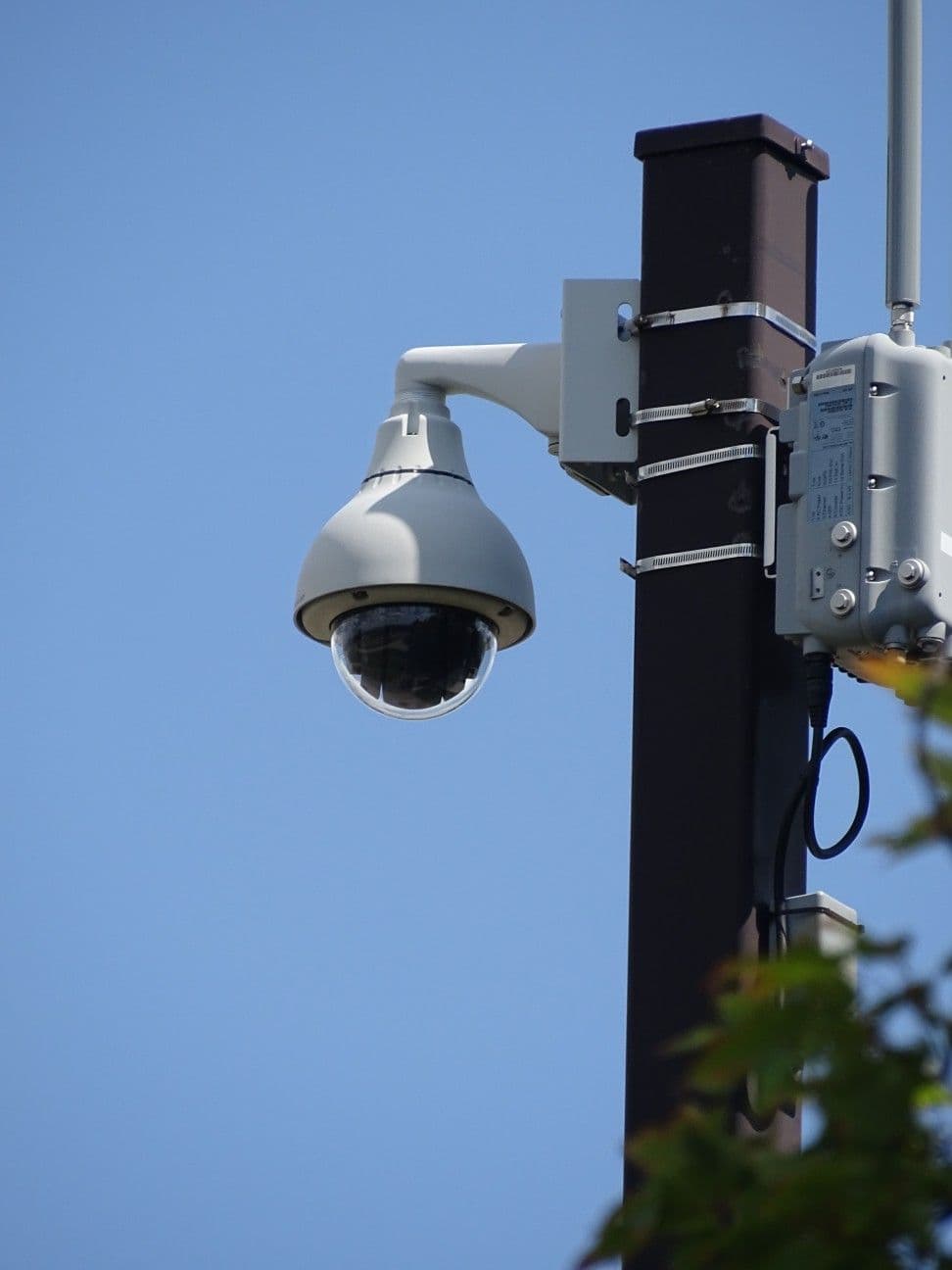 Camera giám sát dạng dome gắn trên cột ngoài trời